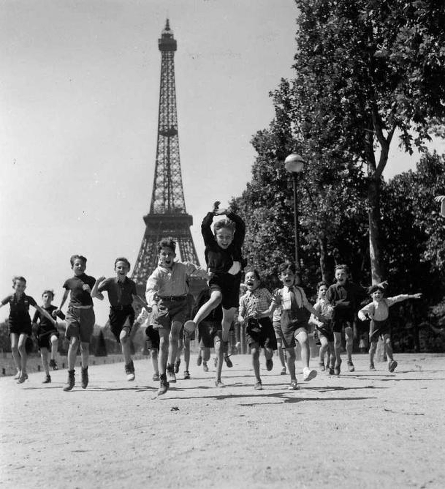 Robert Doisneau - Les Jardins du Champs de Mars, 1944