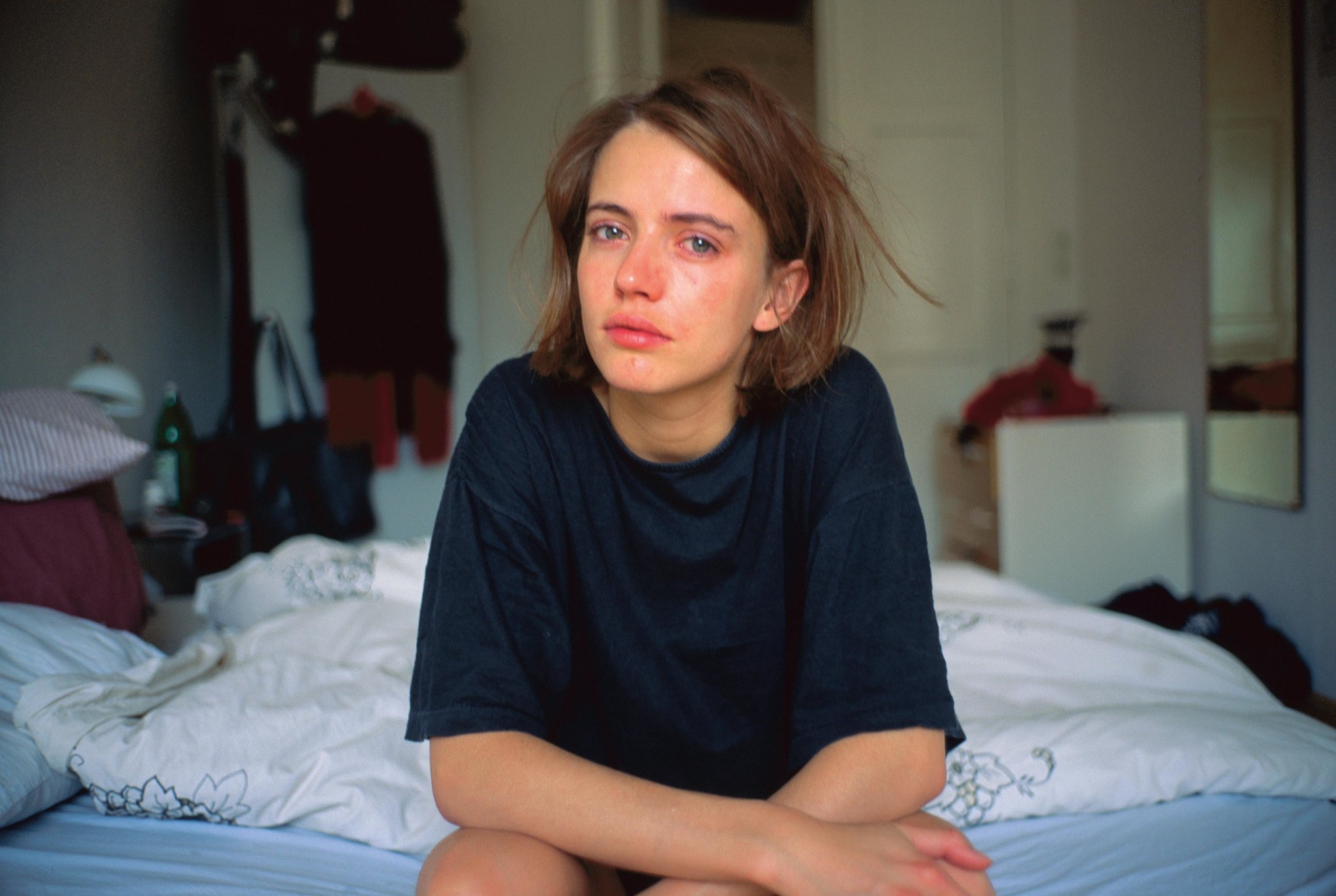Nan Goldin - Amanda crying on my bed, Berlin 1992